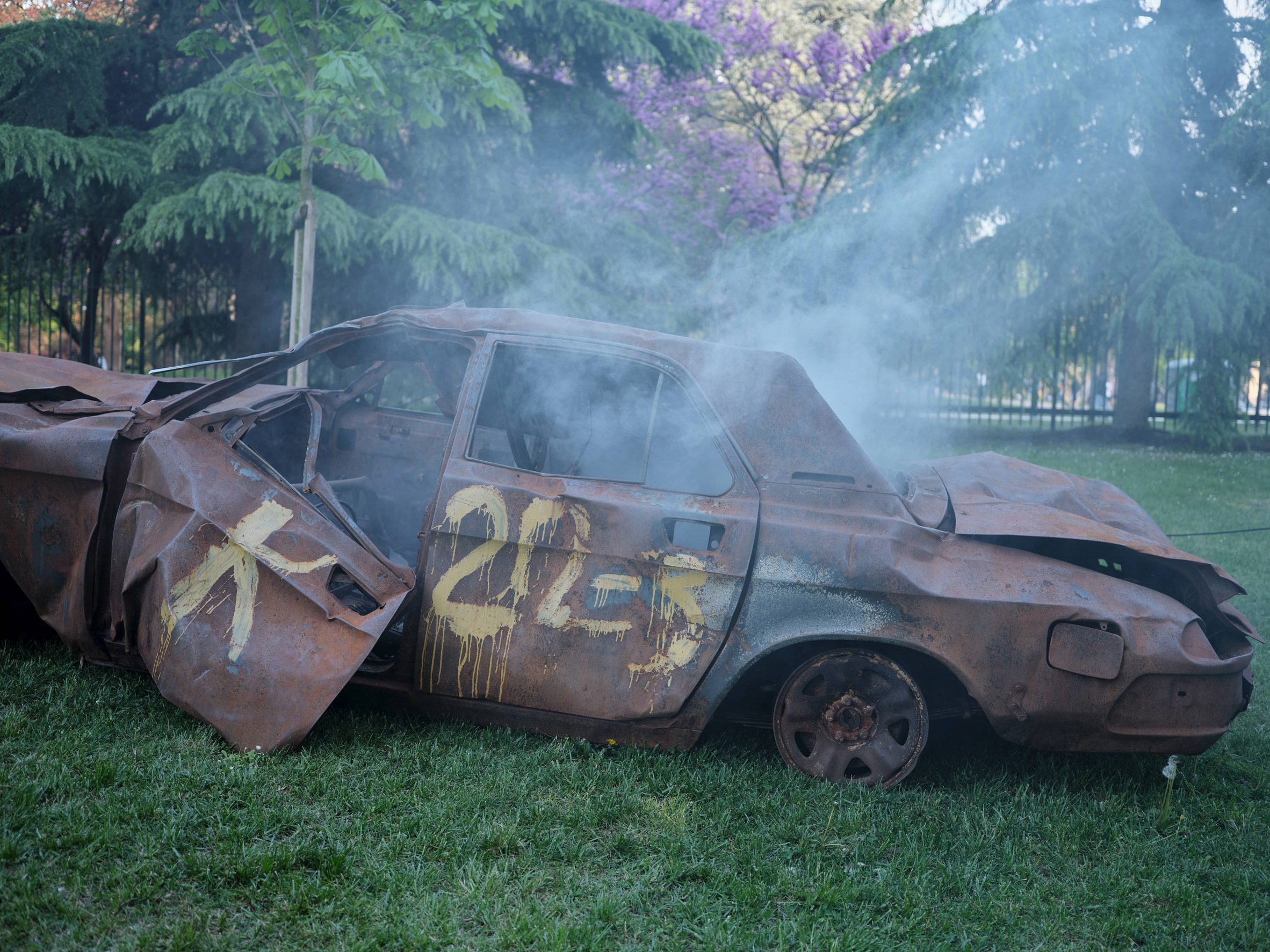 Maxim Velčovský has developed a light installation that comprises a car destroyed and burned during the war in Ukraine. 