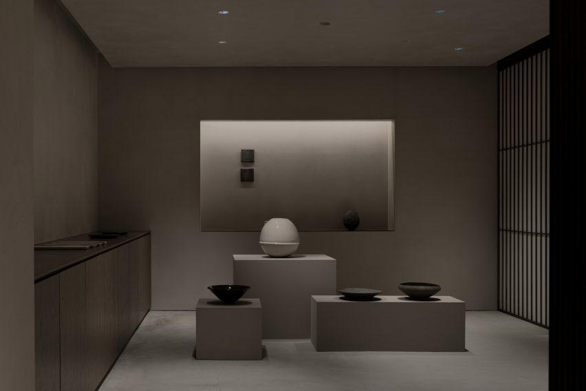 Gallery-like interior by Keiji Ashizawa