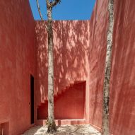 Red housing by Coyote Arquitectura