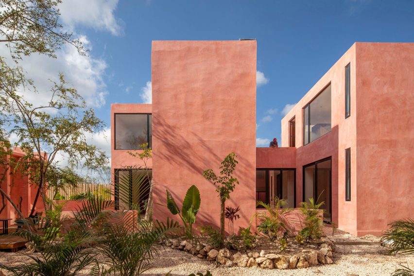 Reddish housing block by Coyote Arquitectura
