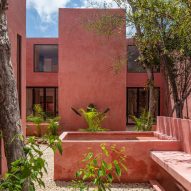 Red housing by Coyote Arquitectura