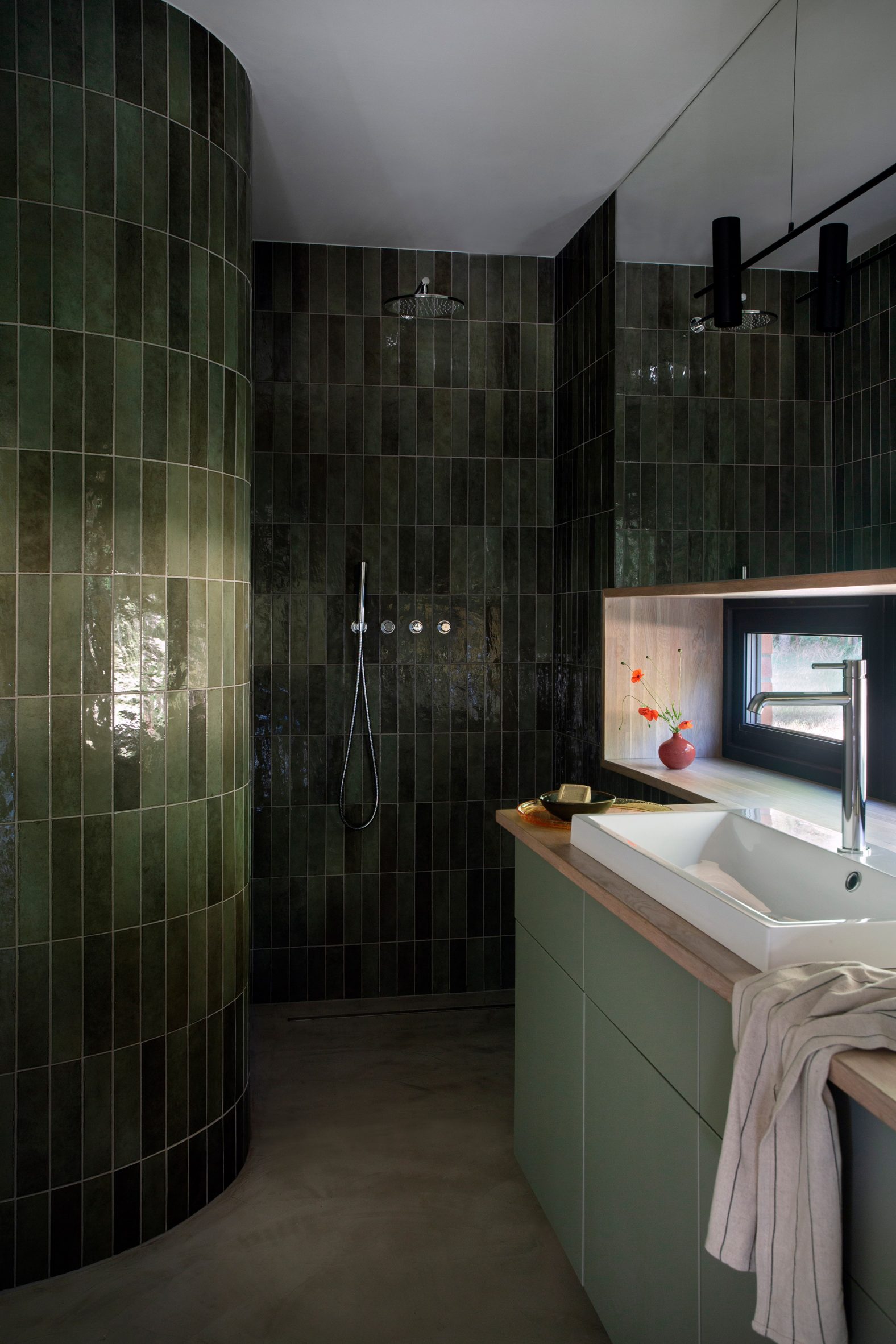Green-tiled bathroom of Dom Las by Studio Onu