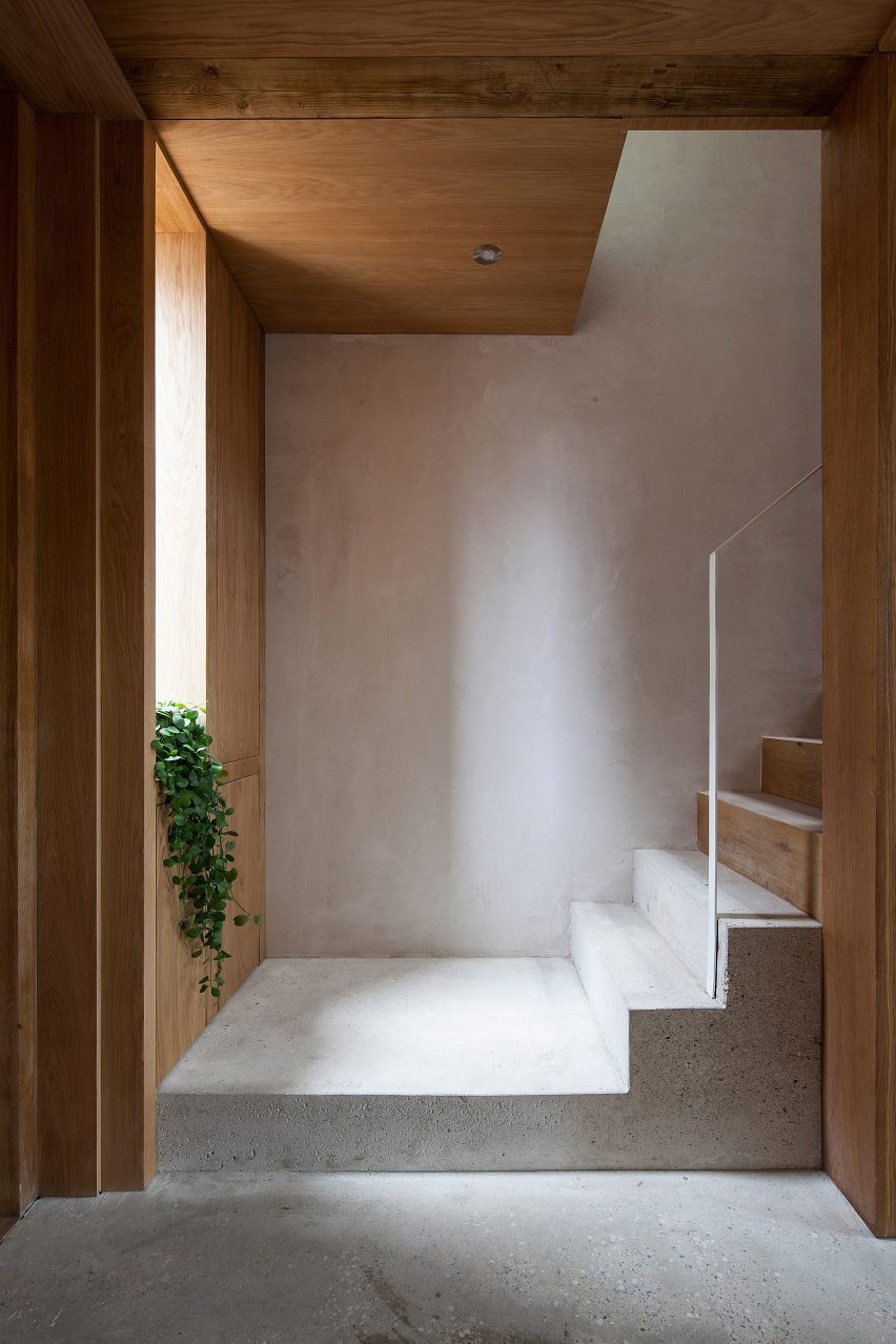 Escalera con paredes de madera