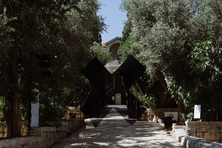 Инсталляция Black X перед Hansen House на Неделе дизайна в Иерусалиме