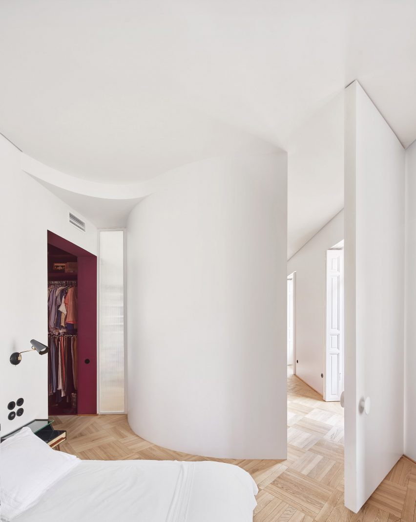 Bedroom with curved wall in JJ16 apartment by Lucas y Hernández-Gil