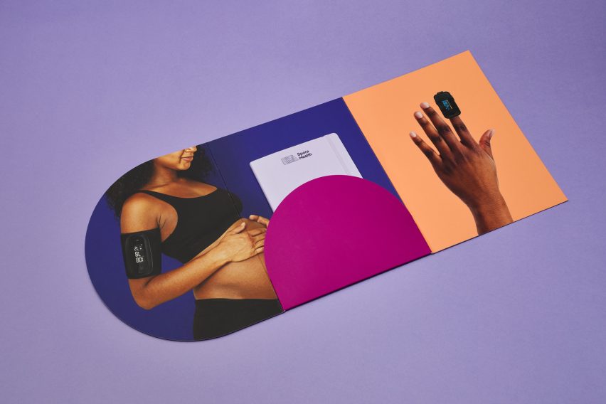 Фотография карточки-инструкции из набора для мамы с цветным фото чернокожей беременной женщины на всю страницу слева и крупным планом руки с пульсоксиметром на конце указательного пальца справа