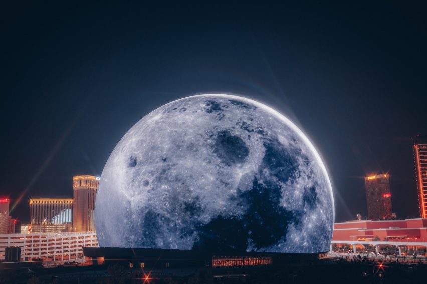 Сферическое здание, напоминающее луну
