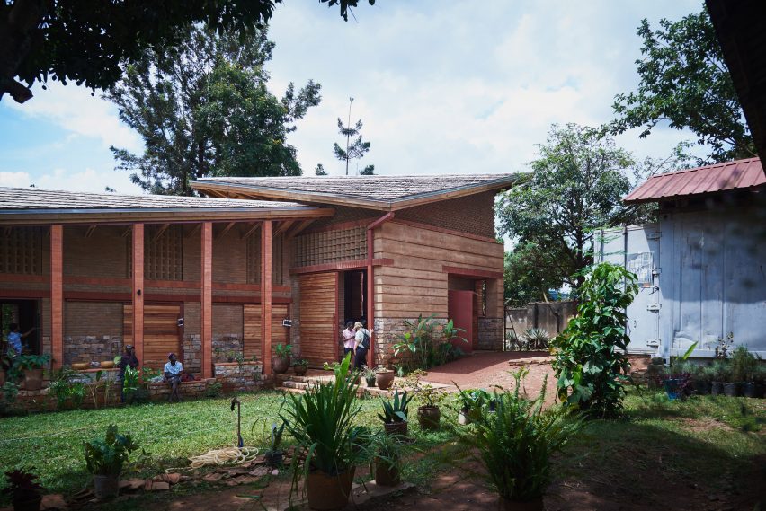 Centro de arte de tierra apisonada en Uganda con techo angular