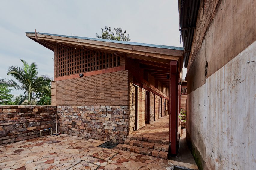 مرکز هنری با رنگ خاکی در اوگاندا توسط New Makers Bureau و Localworks