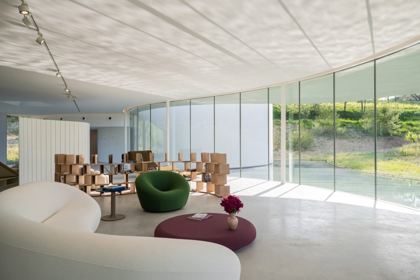 Exposición de Pierre Paulin en el Auditorio Oscar Niemeyer en Château La Coste