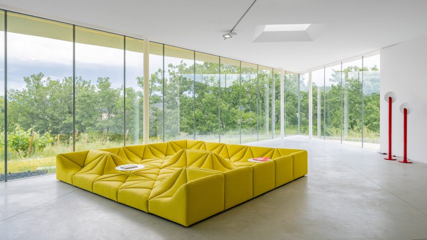 Ensemble Dune sofa in Pierre Paulin exhibition in the Oscar Niemeyer Auditorium at Château La Coste