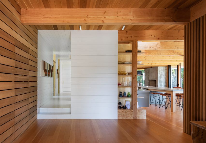 Интерьер дома с деревянной отделкой от KoningEizenberg Architecture