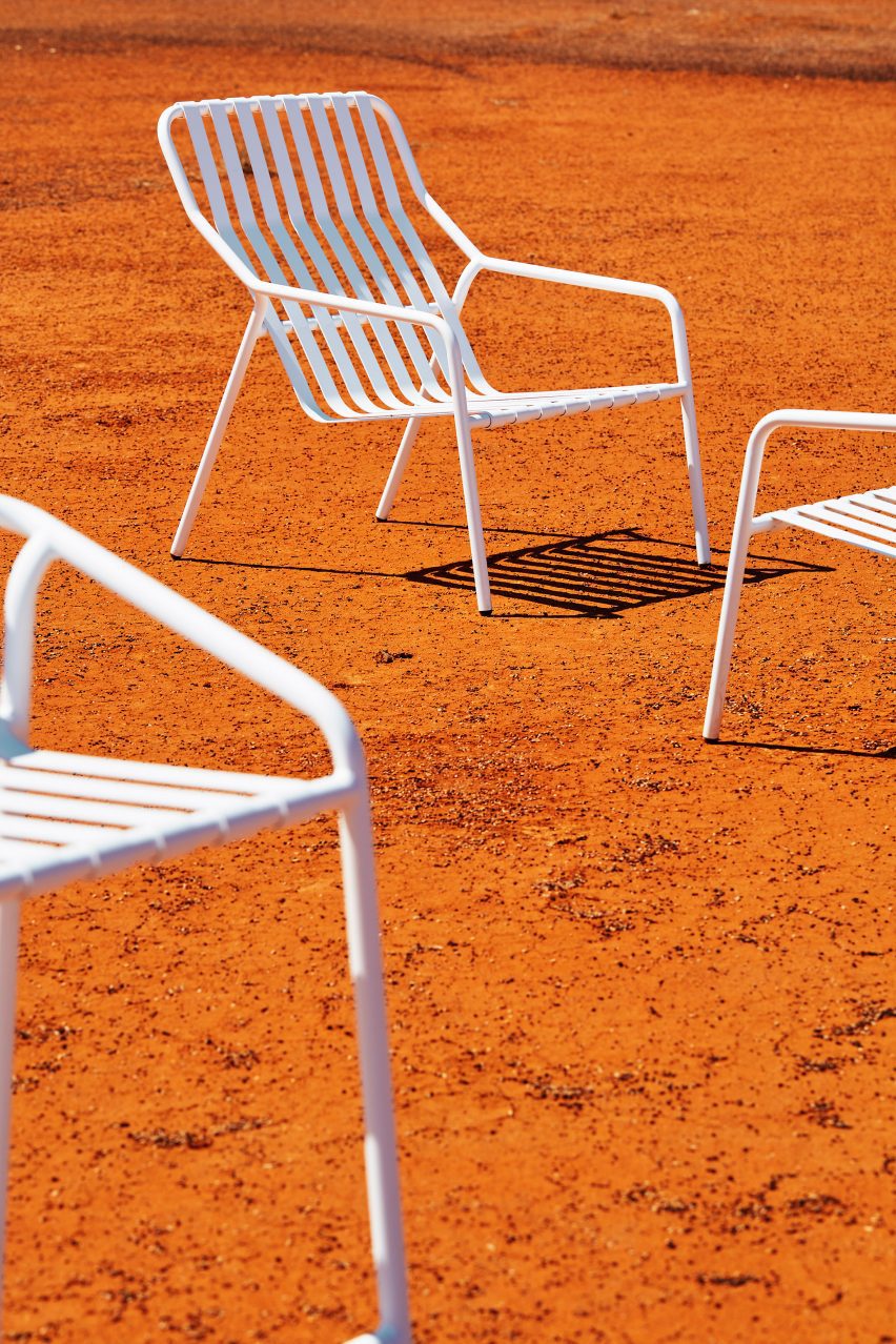 Белые сидения на оранжевой земле в глубинке