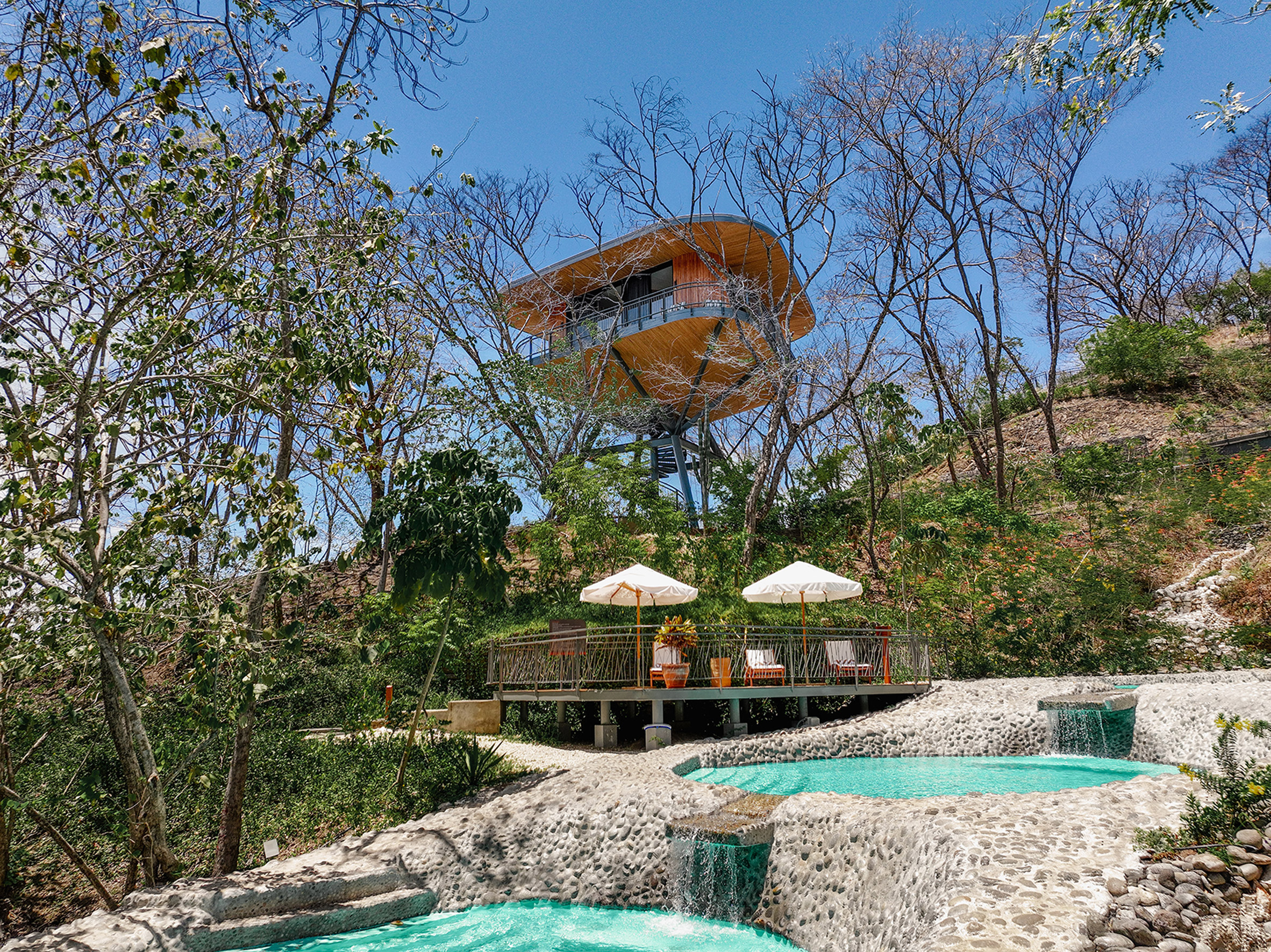Water harvesting-pod in Costa Rica by Studio Saxe