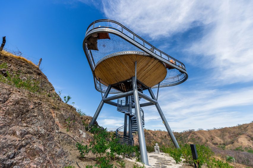 Curved pod viewing platform by Studio Saxe
