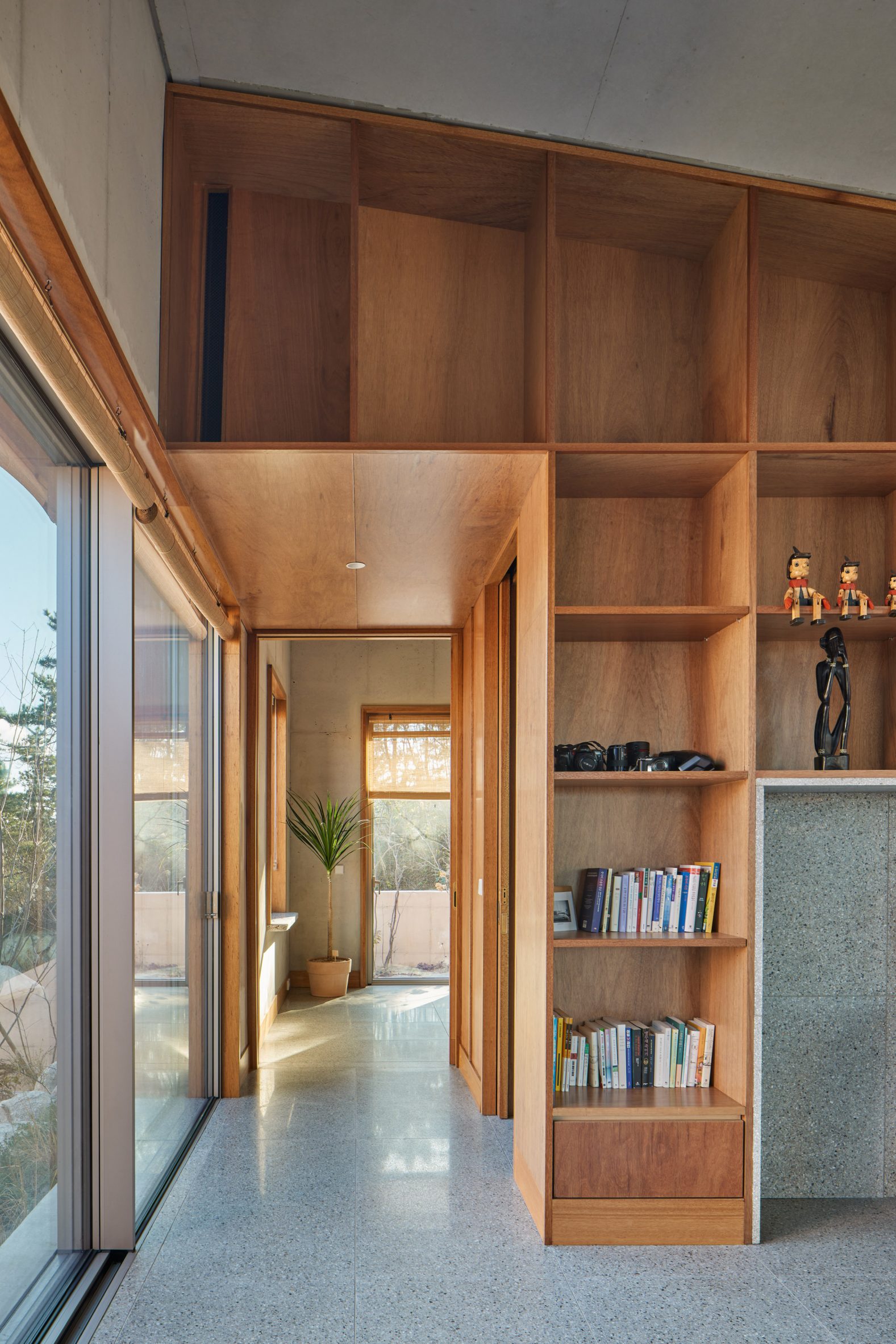 Interior photo of Seosaeng House by Studio Weave