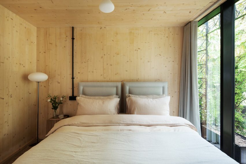 Dormitorio de madera de Woven house de Giles Miller Studio