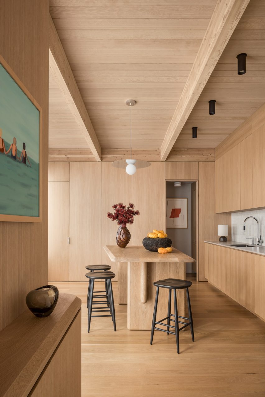 Design degli interni della cucina presso The Amagansett Beach House, USA, di Starling Architecture e Emily Lindberg Design