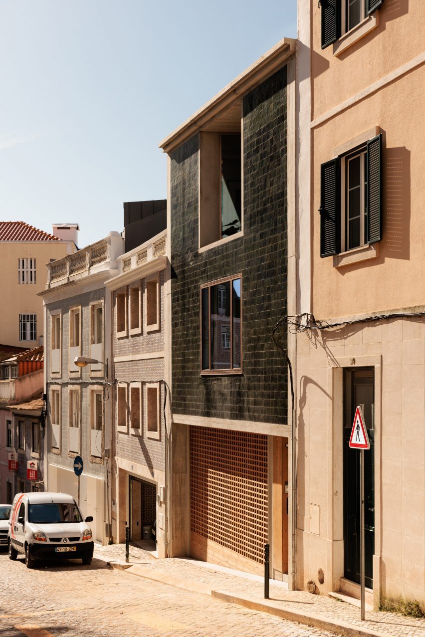 Esterno della casa in cemento di Lisbona con facciata piastrellata verde di Bak Gordon Arquitectos