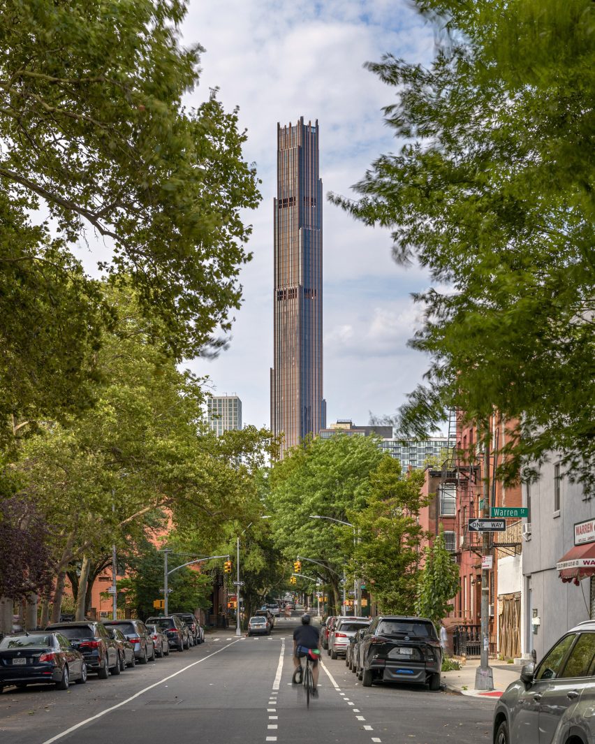 Бруклинская башня возвышается между деревьями на улице Декалб в Бруклине.