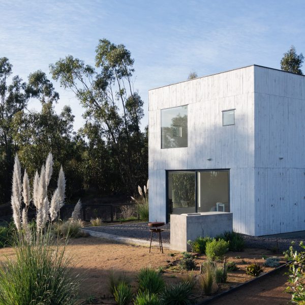 Stanachev Granados ha completado una casa de vacaciones en forma de cubo en Chile