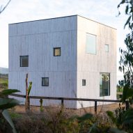 Stanaćev Granados clads cube-shaped Chilean house in white wood