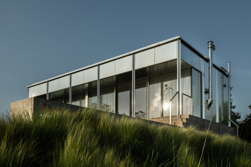 Steel-framed exterior of The Clifftop House by Kontextus