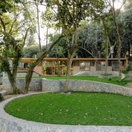 Denis Joelsons juxtaposes linear house with circular garden terraces in São Paulo