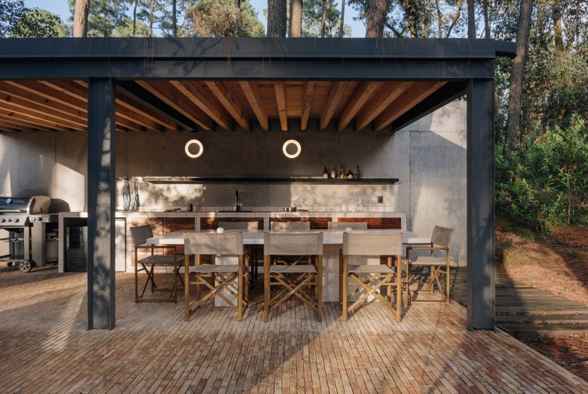 Outdoor kitchen at Casa Mola by Estudio Atemporal with a black timber shading structure