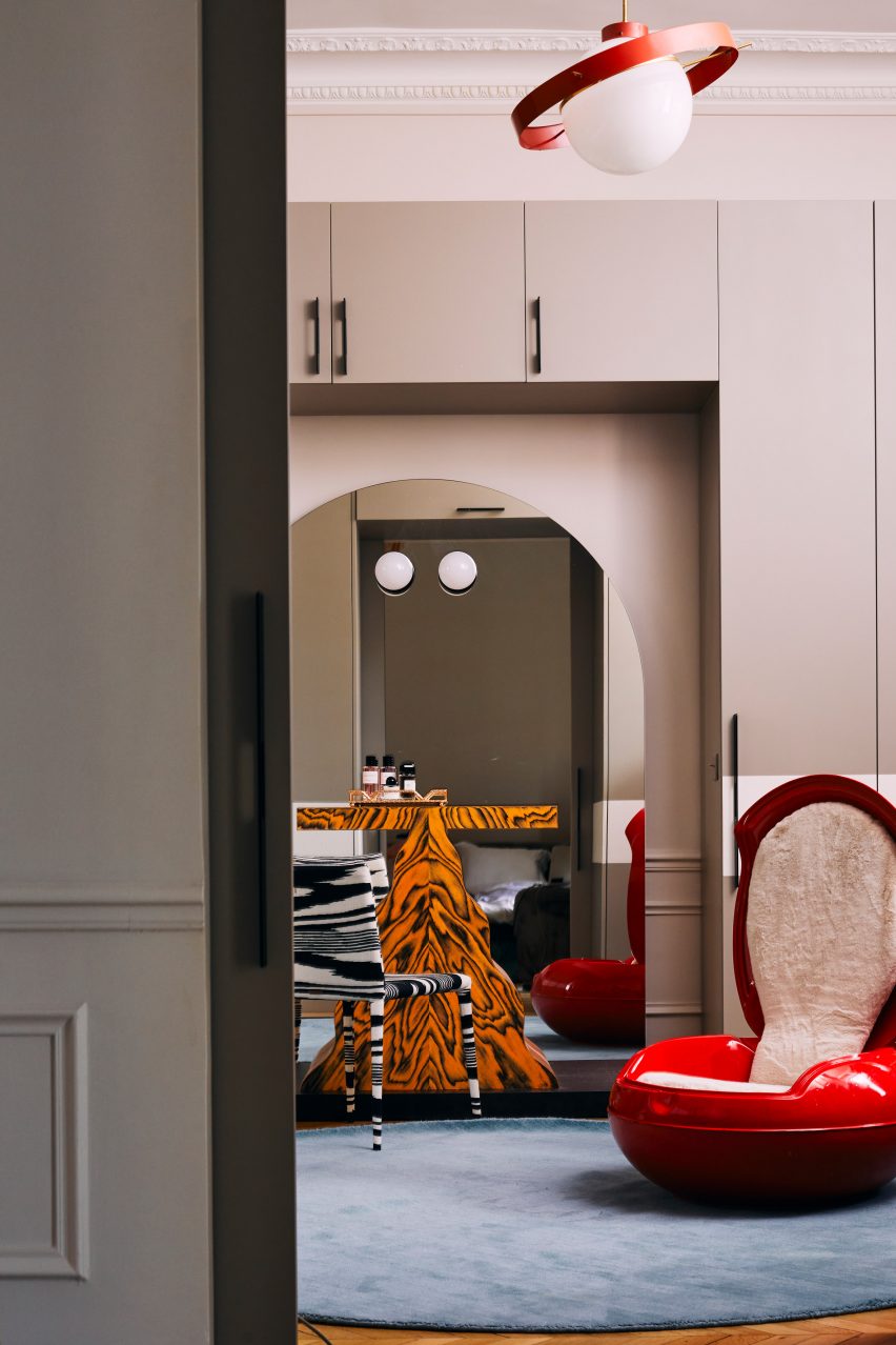 Egg-shaped chair next to an Ettore Sottsass dressing table
