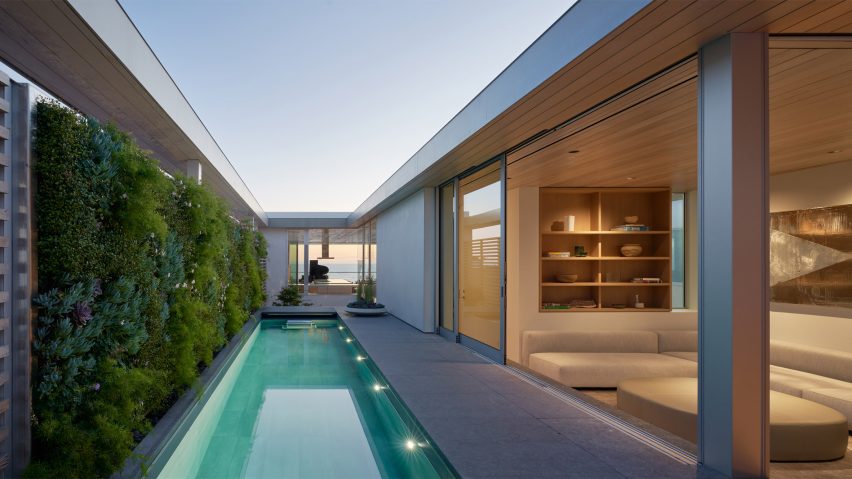 Outdoor swimming pool next to a green wall in a Californian home by Montalba Architects