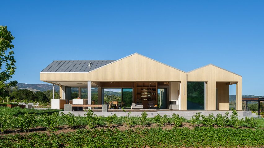 Timber farmhouse barn in California by Tyreus Design Studio