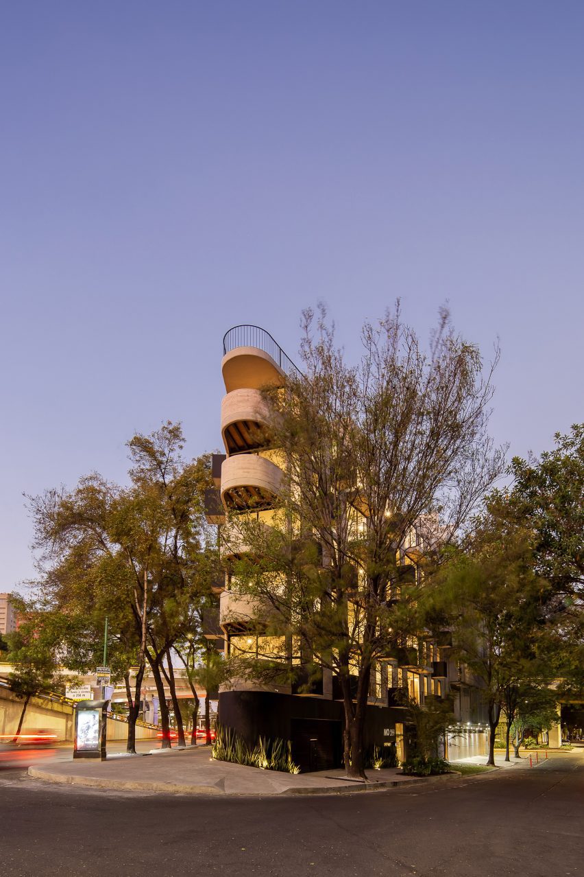 Edificio triangular de hormigón con esquinas redondeadas por HGR Arquitectos