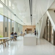White open-plan space in Chicago Park District Headquarters by John Ronan Architects