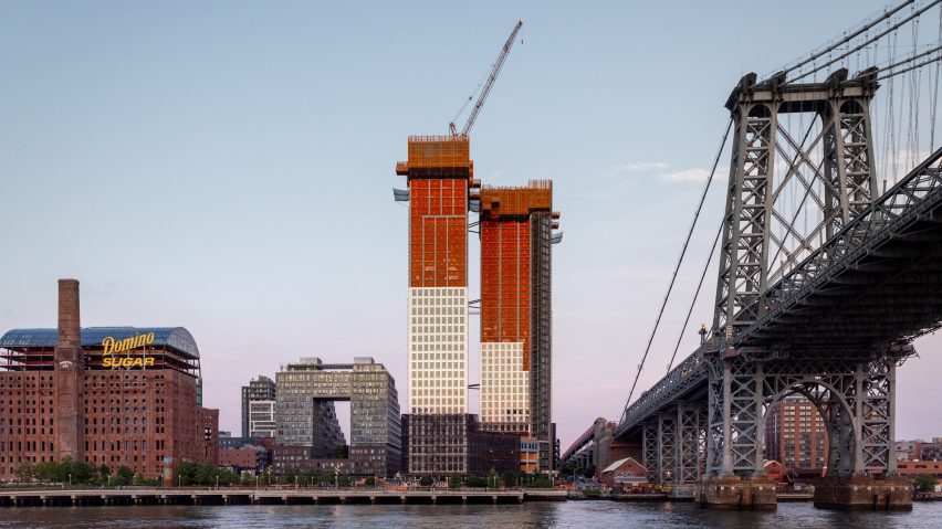 Skys،ers on East River in Brooklyn under construction