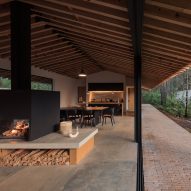 Estudio Atemporal spreads out Mexican house to preserve the forest