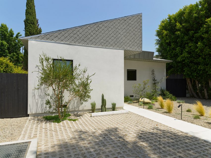 Angular bungalow extension by The LADG
