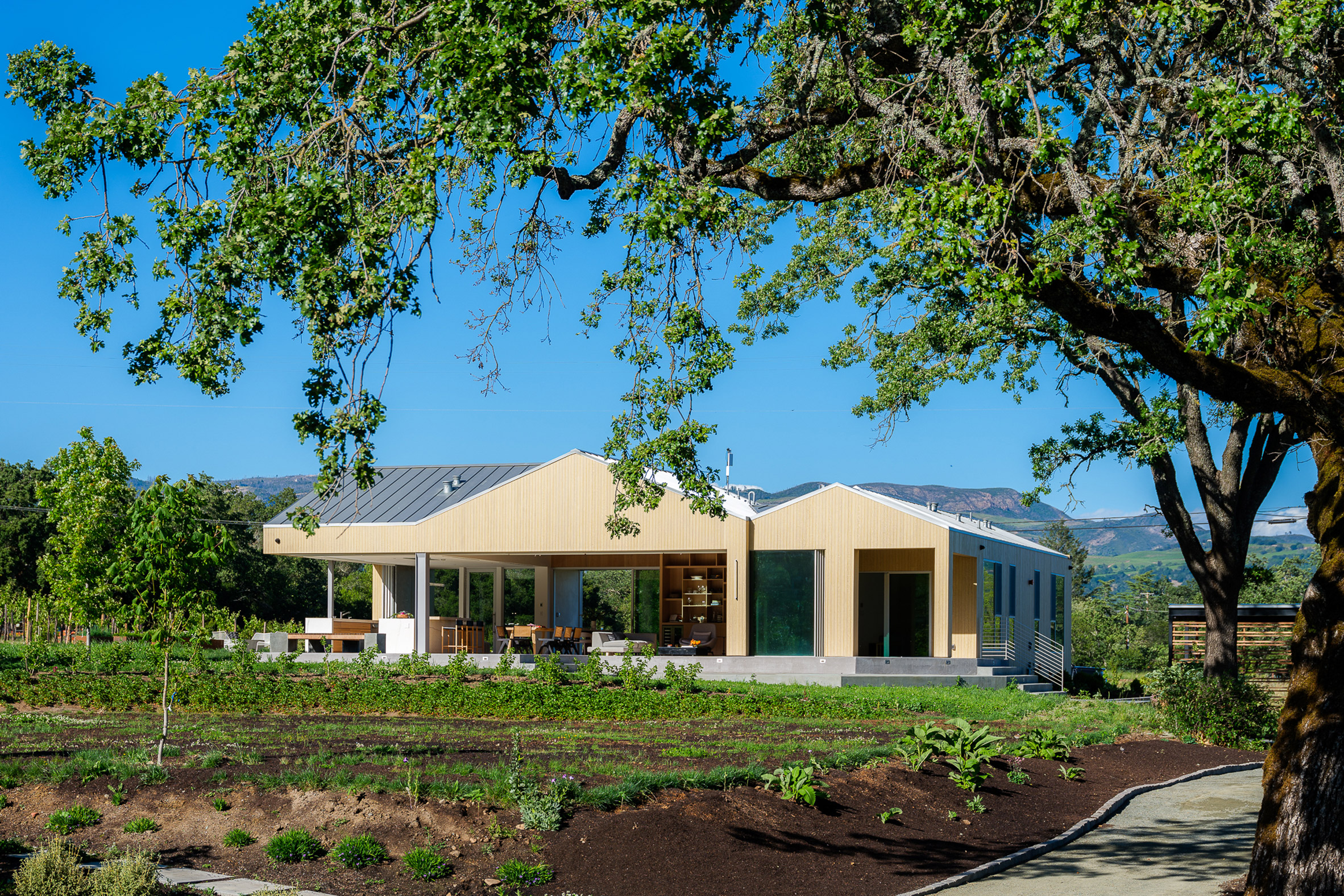 Timber farmhouse in California by Tyreus Design Studio