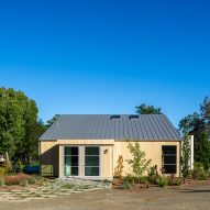Wooden barn house in California by Tyreus Design Studio