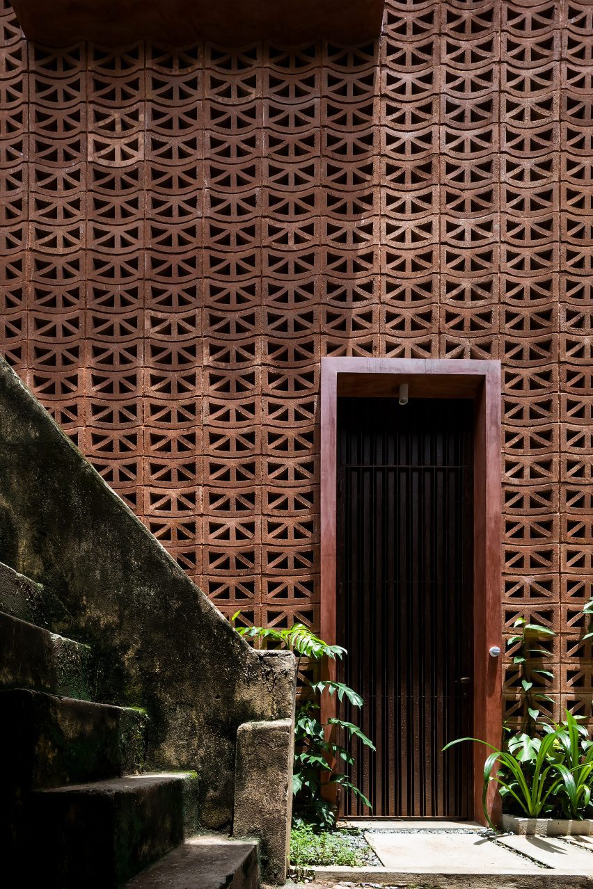Дверной проем в доме из перфорированных цементных блоков от Bloom Architecture