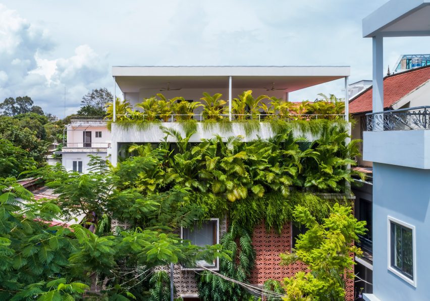 Покрытый растениями дом в Камбодже из перфорированных цементных блоков от Bloom Architecture