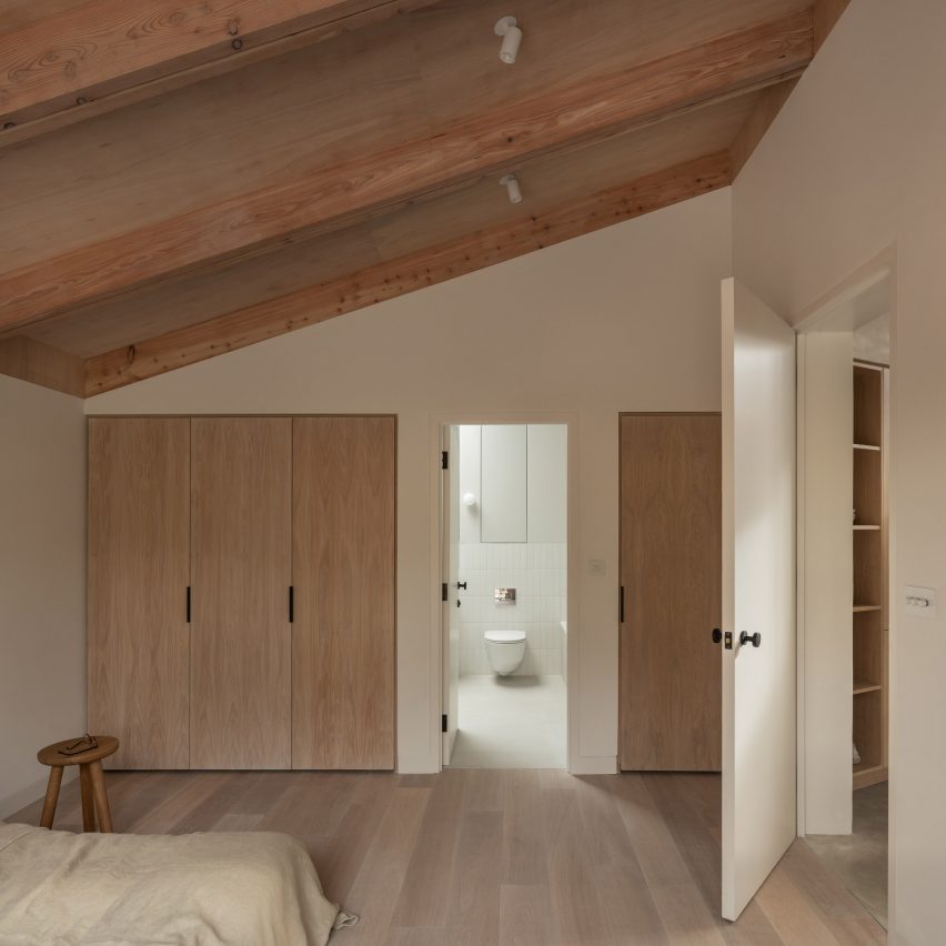 Спальня в доме бабочек от Oliver Leech Architects