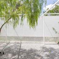 Outdoor courtyard at the Introverse house by Core Design Workshop