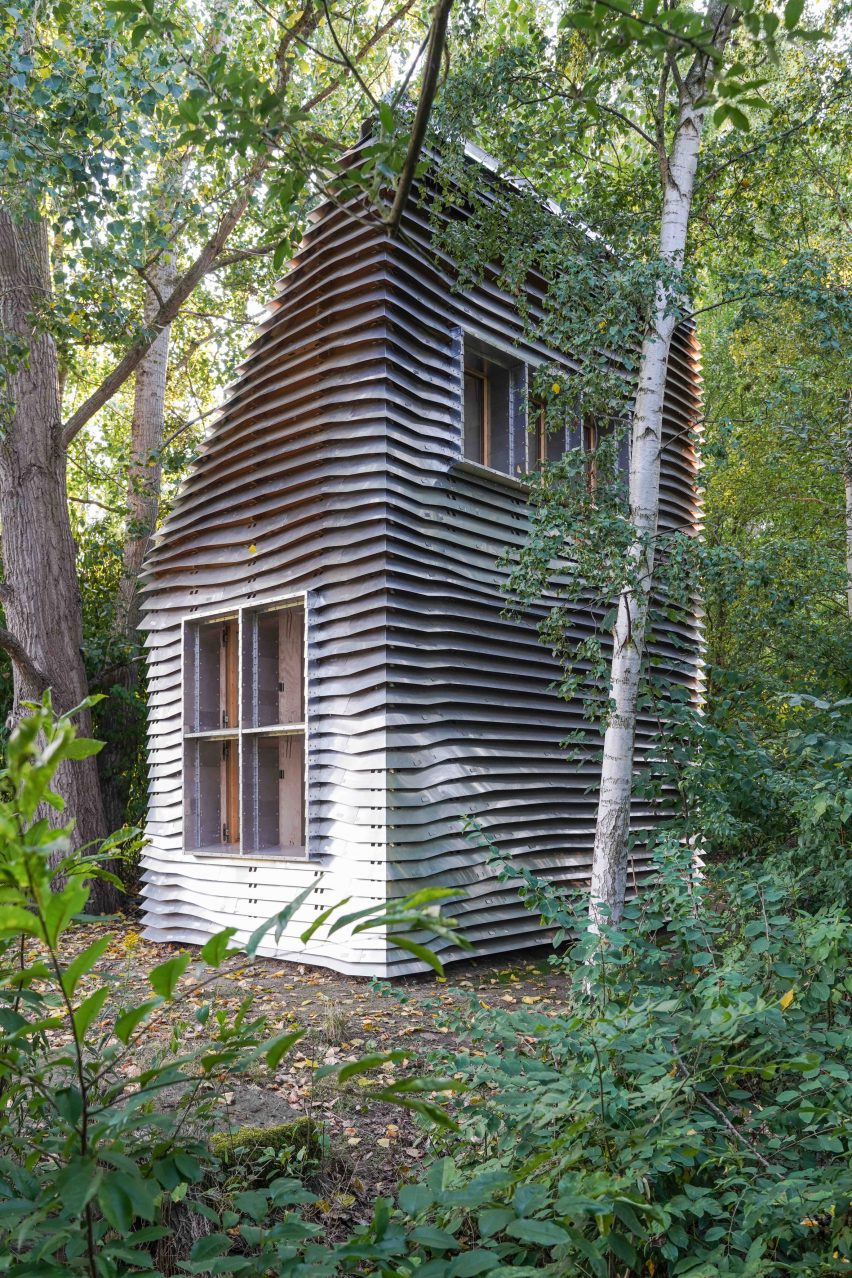 Ein mit Aluminium verkleidetes Haus im Wald