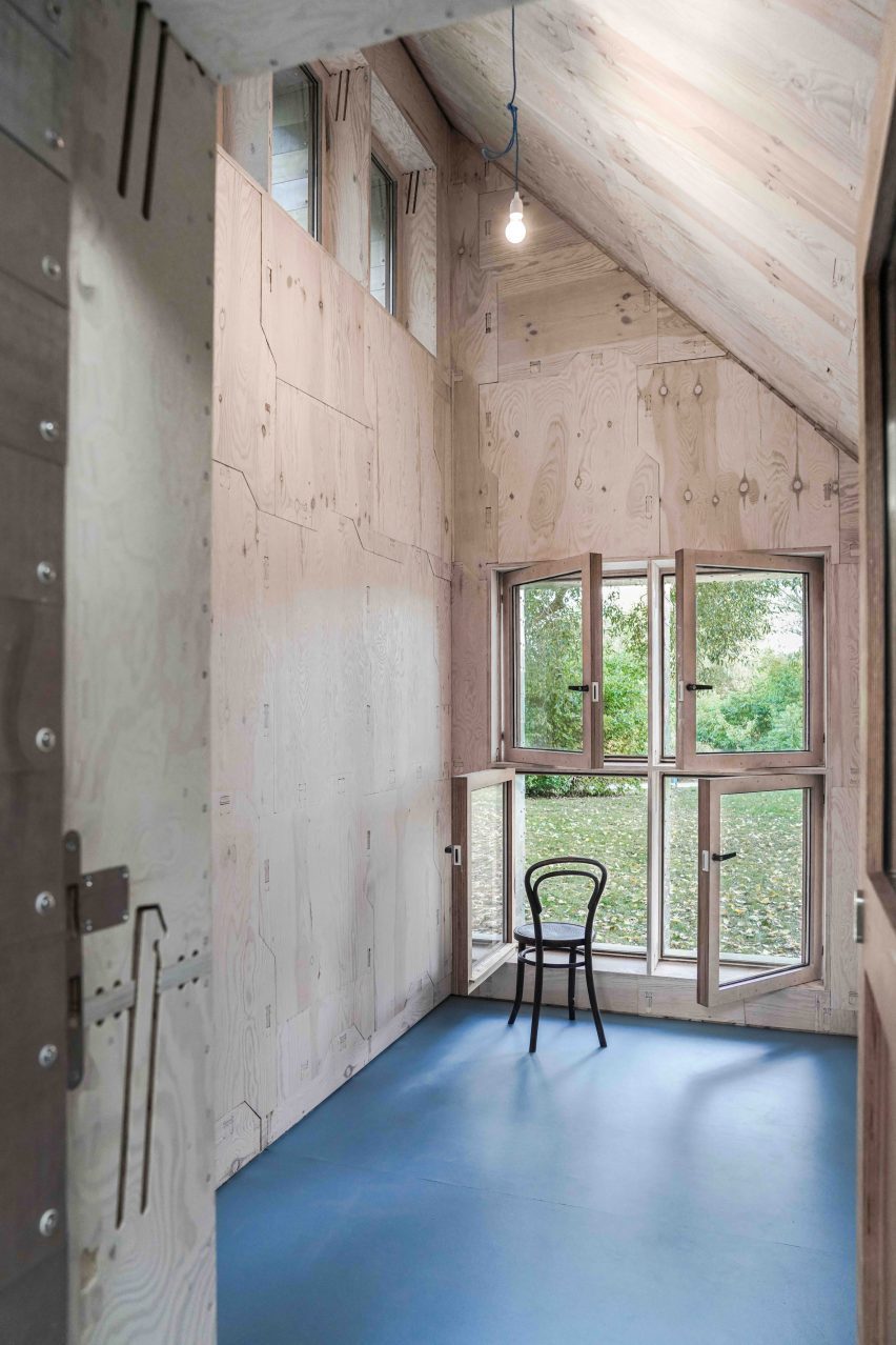 Pinienholz-Interieur des Digital House von Julian Kruger und Benjamin Kemper