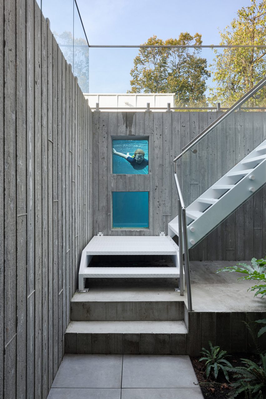 Board-formed concrete cladding with an underwater window
