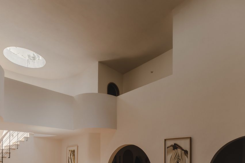 Rounded skylight that illuminates a staircase