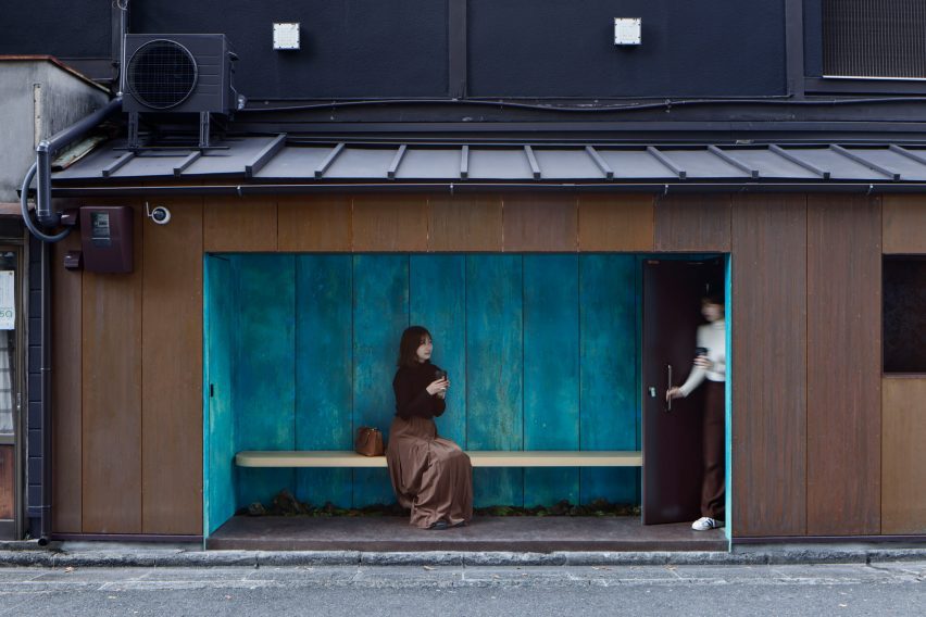 Un banco revestido de cobre azul en un quiosco de café en Kioto