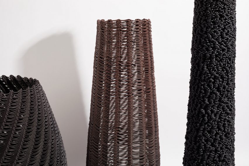 Фотография крупным планом форм проекта Digitally Woven, показывающая плетеную структуру из пластика, напоминающую корзину.