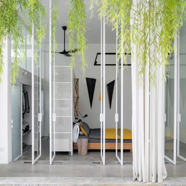 Core Design Workshop organises "introverted" Malaysian home around large garden